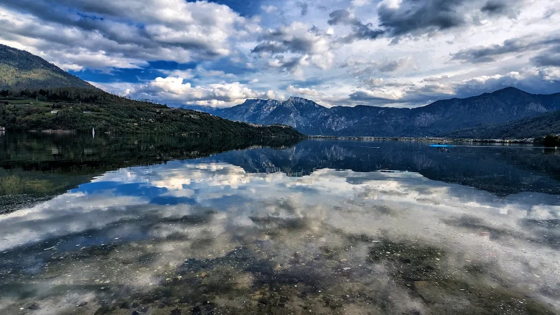 Le nuvole si specchiano nel lago di Caldonazzo