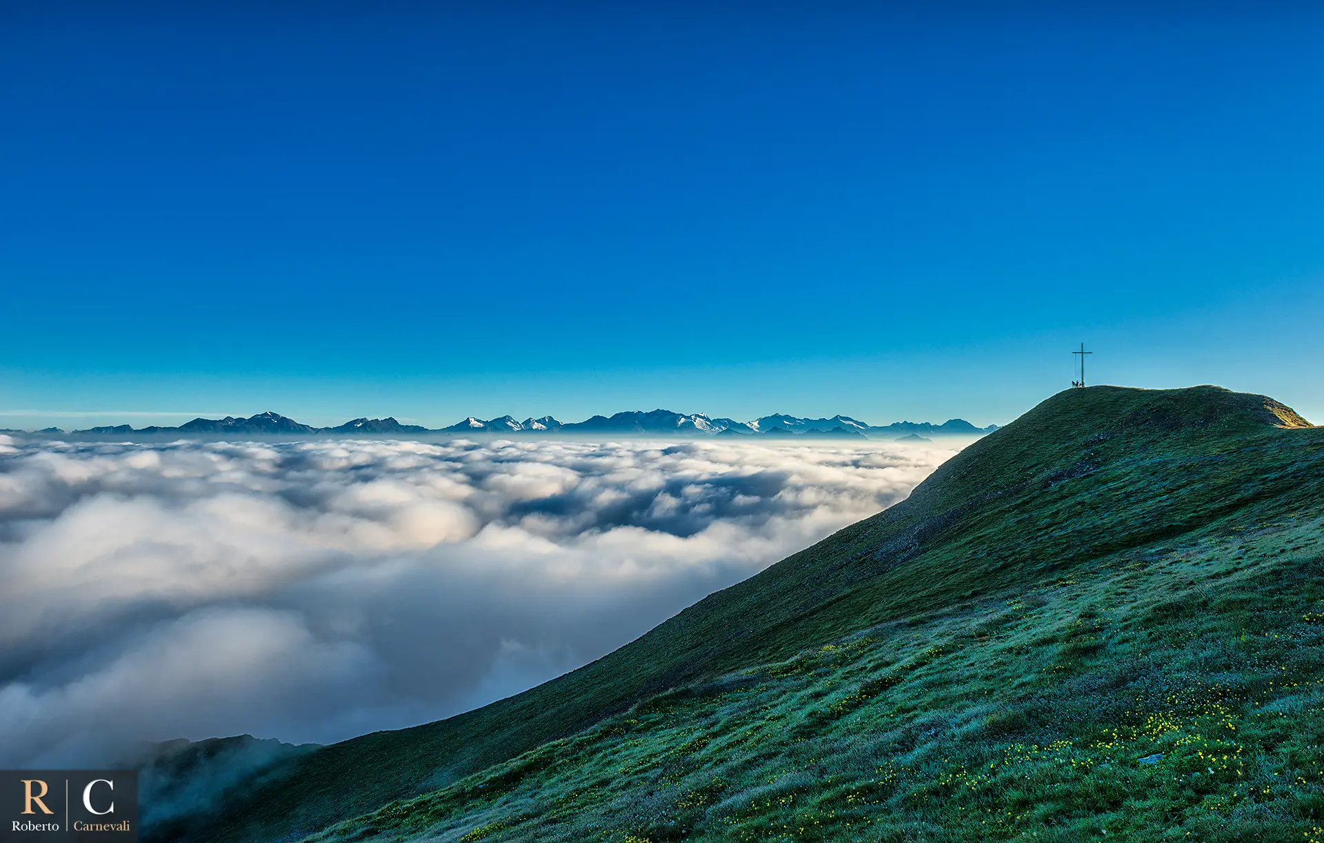 Alba sulle Dolomiti sopra un mare di nuvole