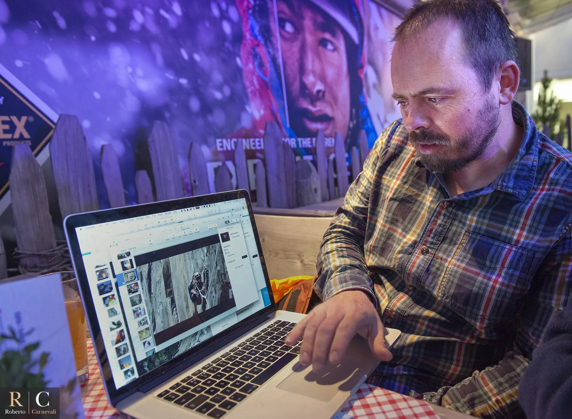Andrew Andy Kirkpatrick mostra le immagini delle sue imprese
