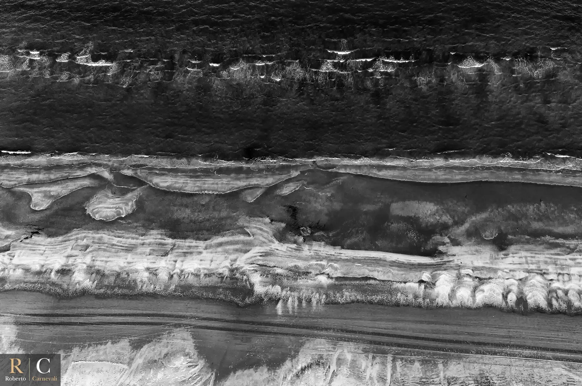 Astratto in bianco e nero della spiaggia di Cervia dal drone