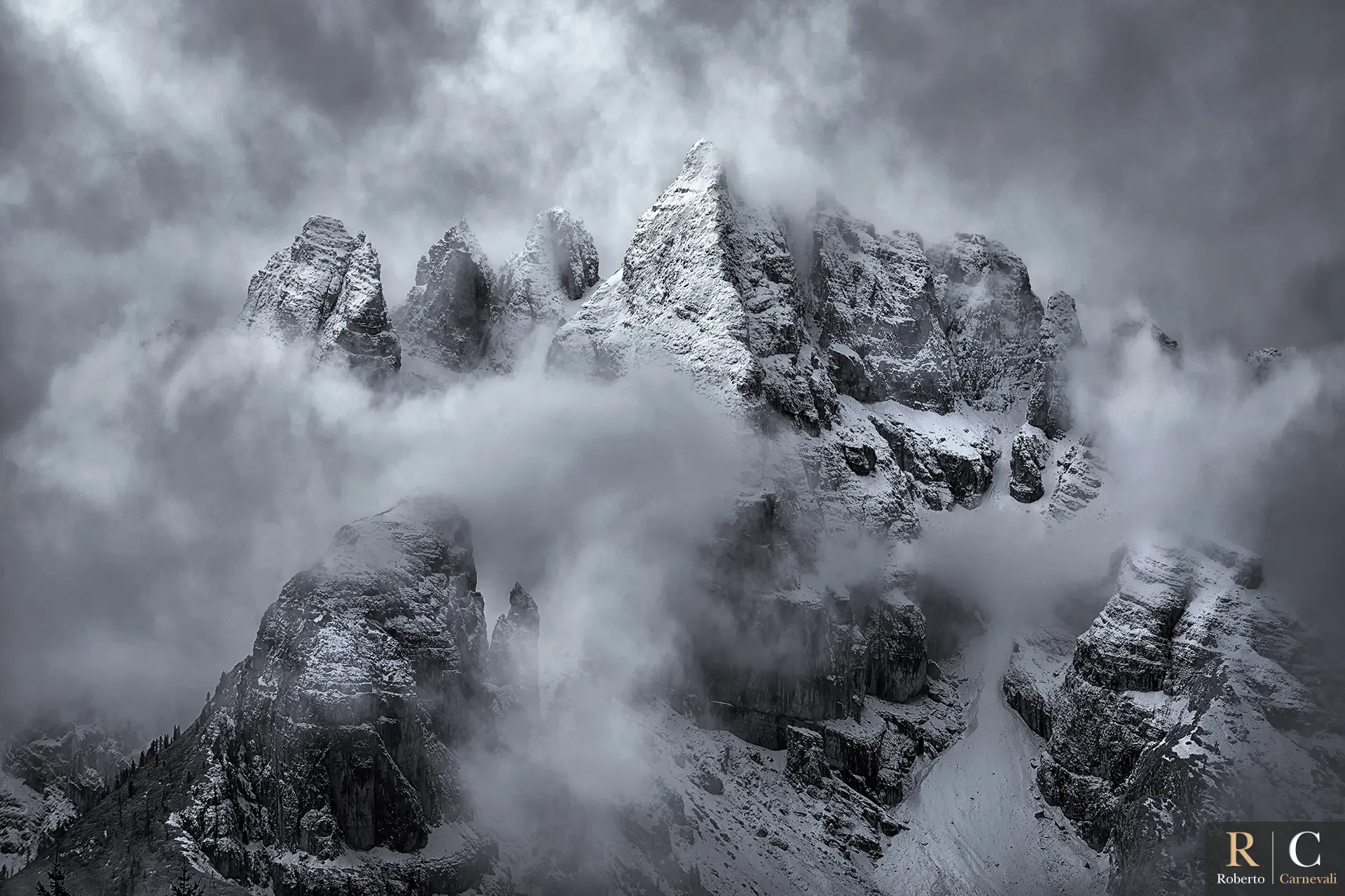 Dolomiti invernali ammantate di nuvole