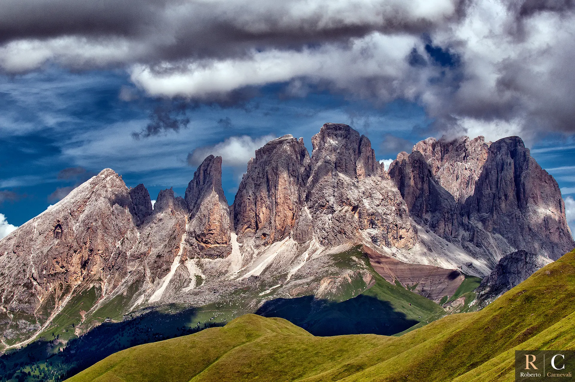 Paesaggio dolomitico con Sassolungo e Sassopiatto