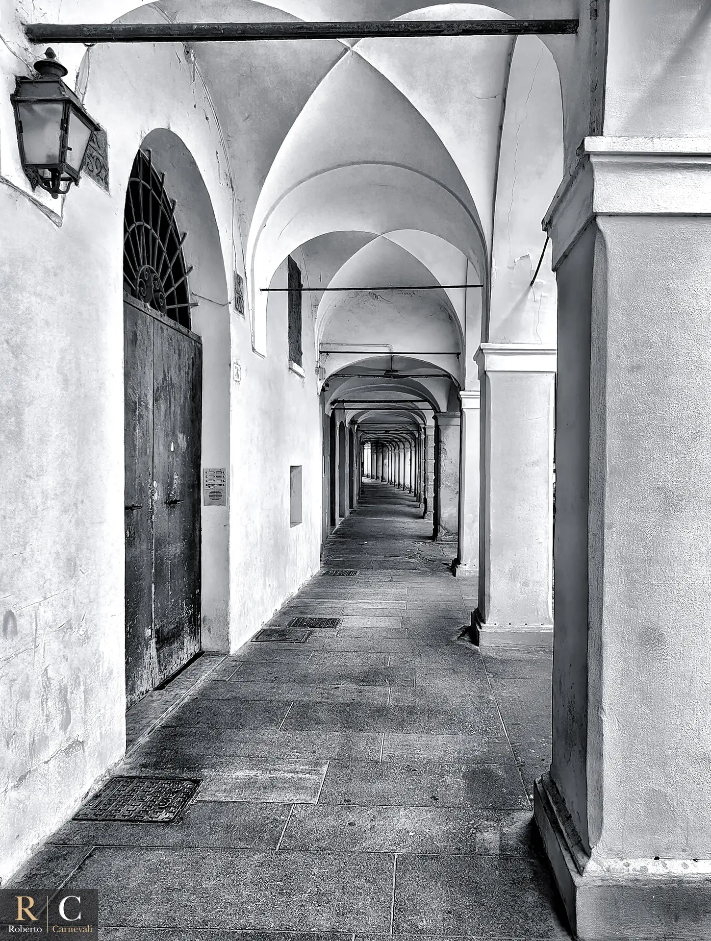 I portici di Modena in bianco e nero