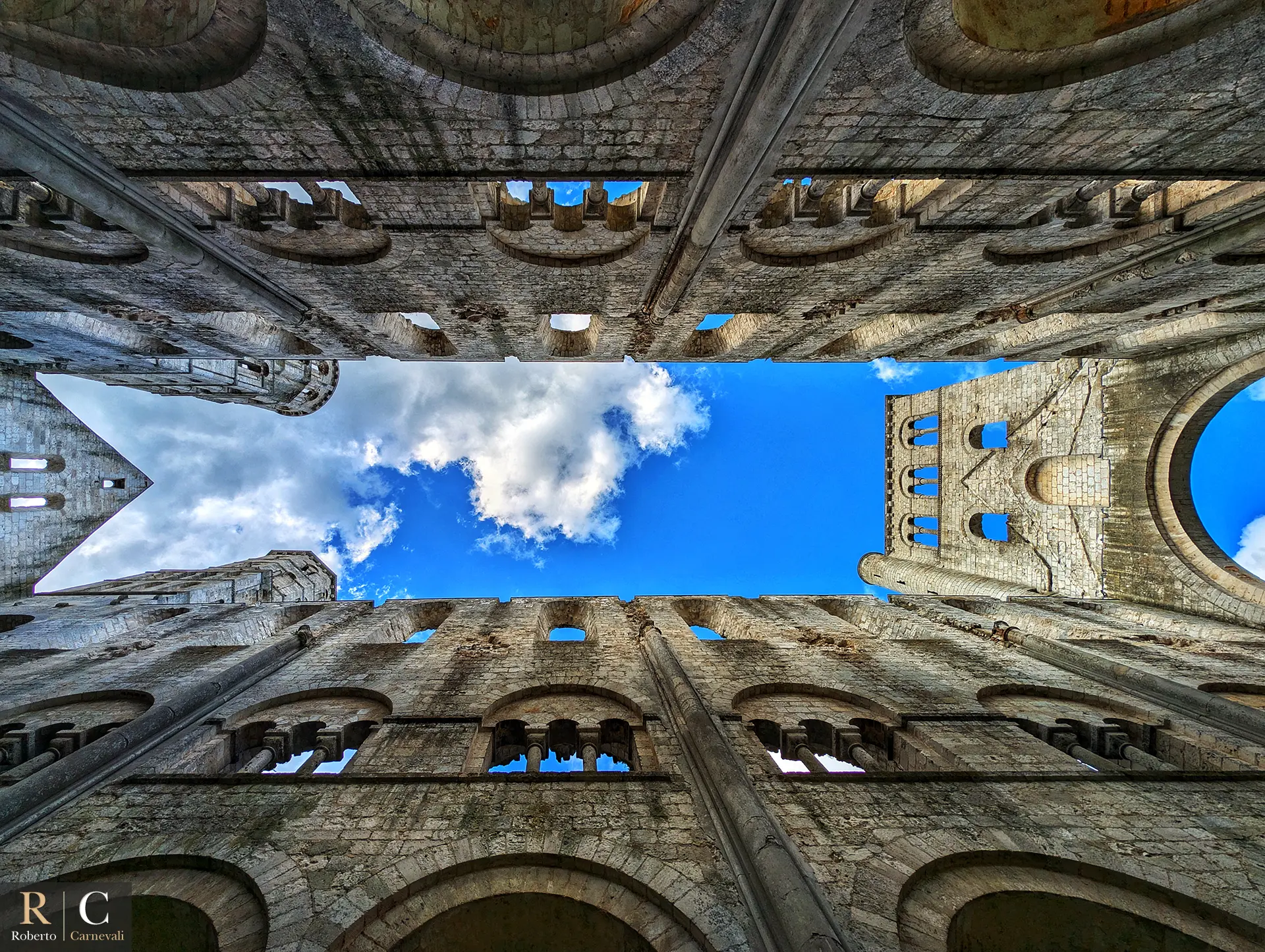 Il cielo sopra l'Abbaye de Jumièges in Normandia