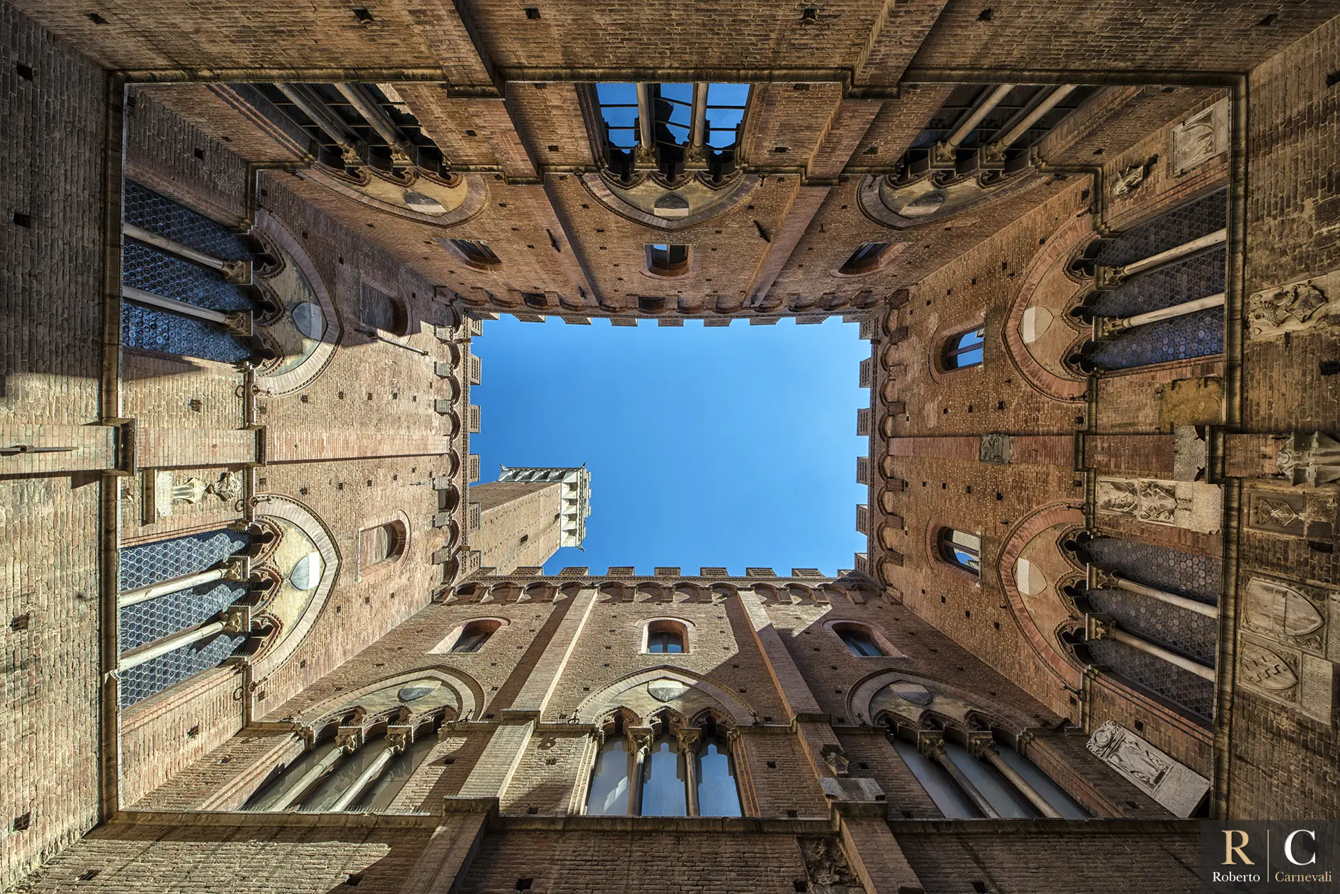 Il cortile del Podestà del Palazzo Pubblico di Siena e Torre del Mangia
