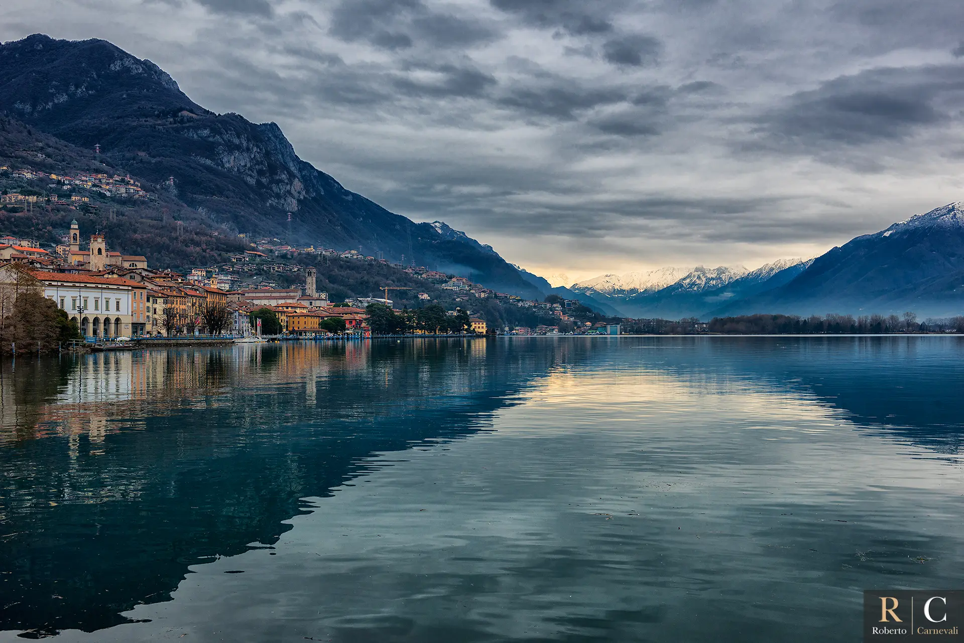 Il fascino di una livida luce invernale sul lago d'Iseo