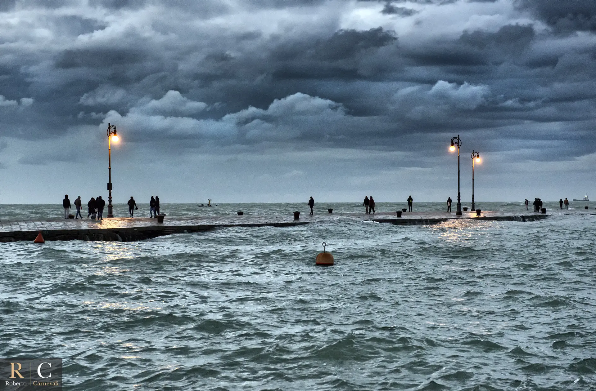 Il molo Audace di Trieste in una serata autunnale di Bora