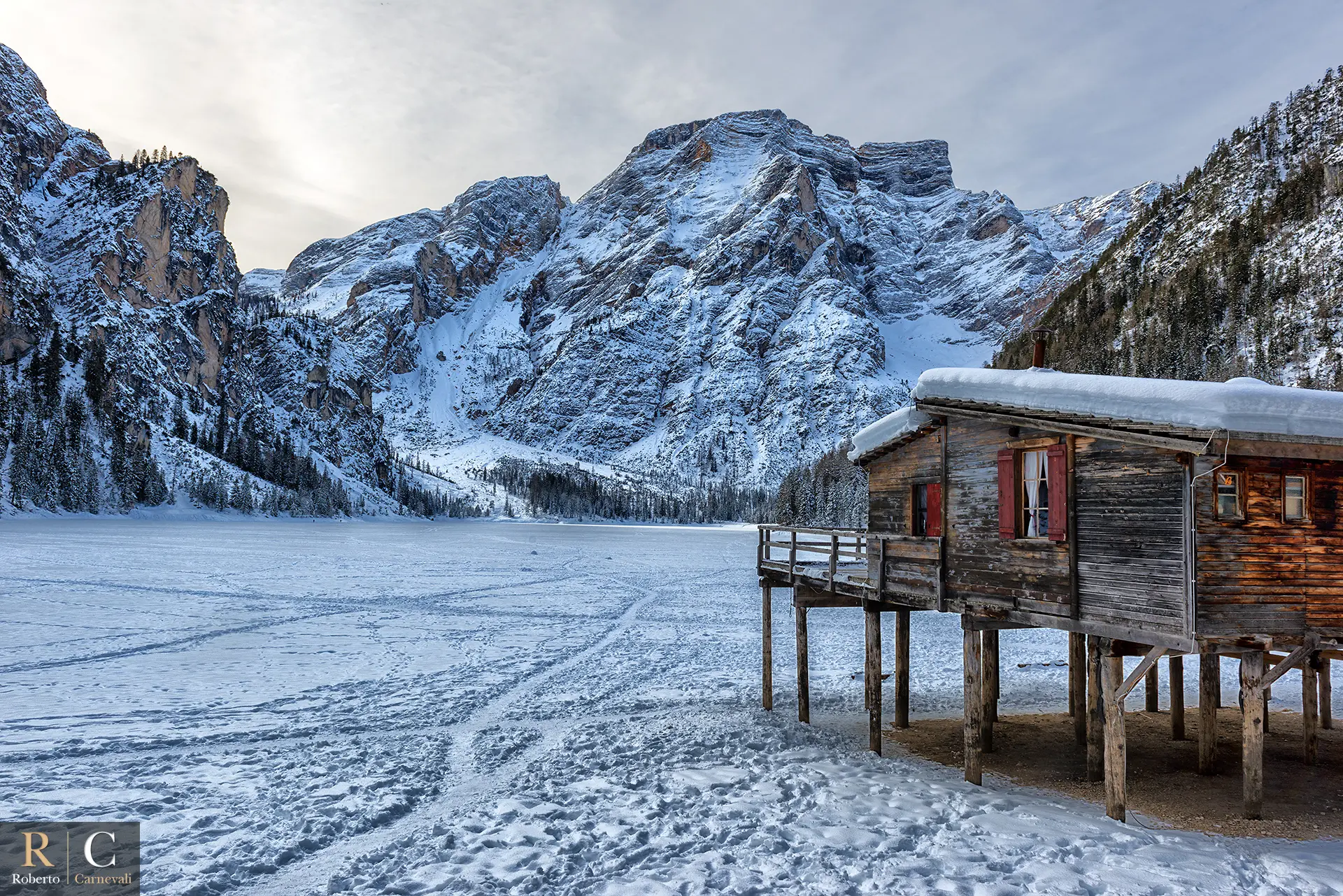 Inverno alla palafitta del lago di Braies