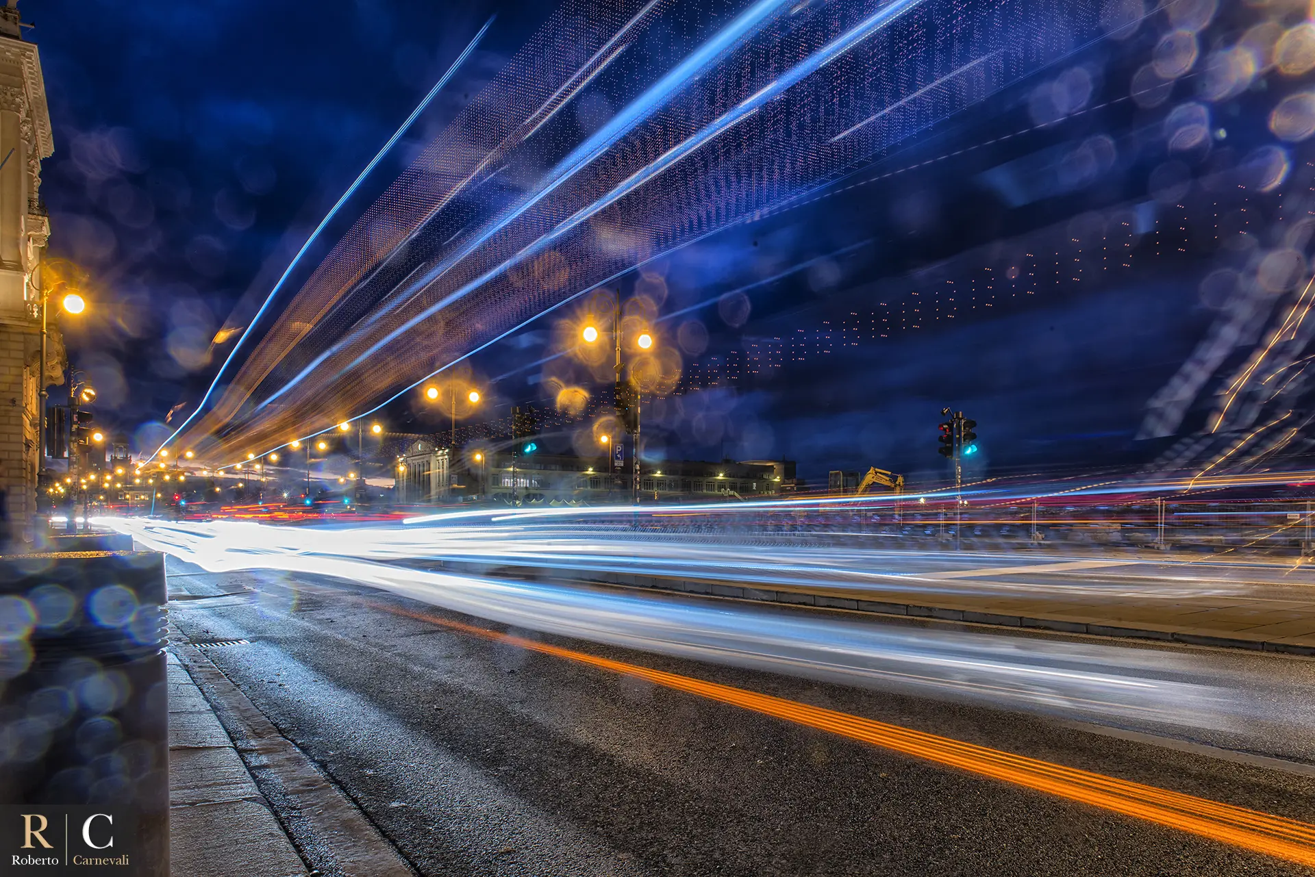 Le luci delle automobili in una notte piovosa a Trieste
