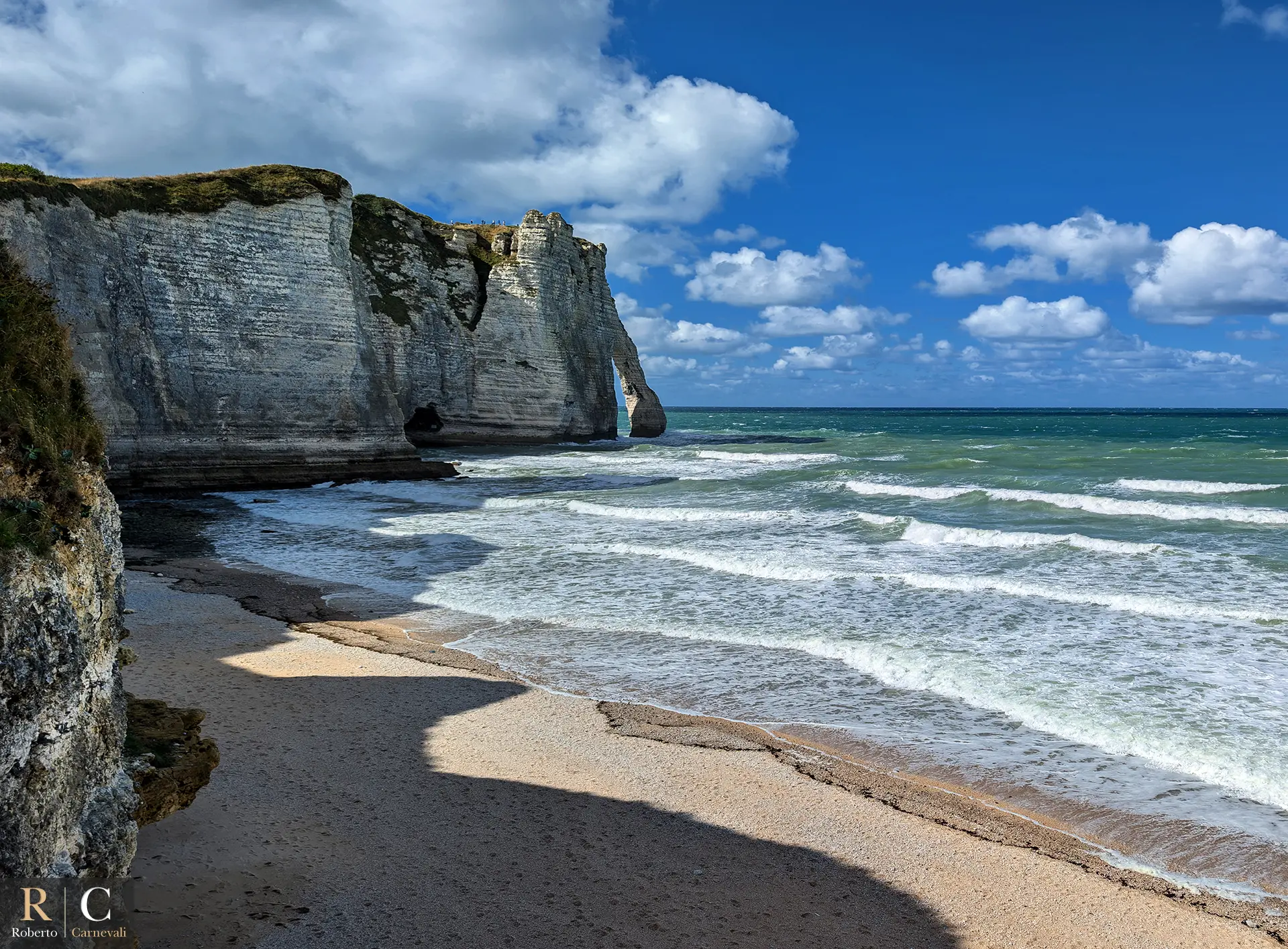 Le scogliere e la spiaggia di Etretat in Normandia