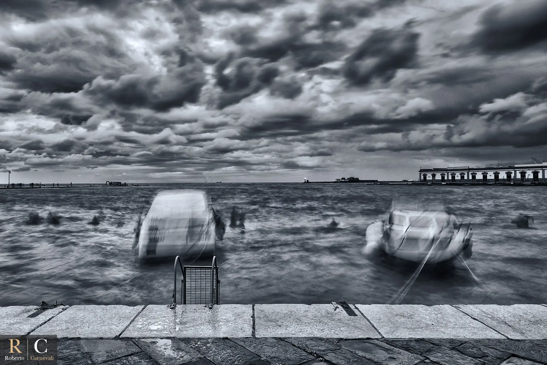 Mare mosso, vento ed un senso di inquietudine a Trieste