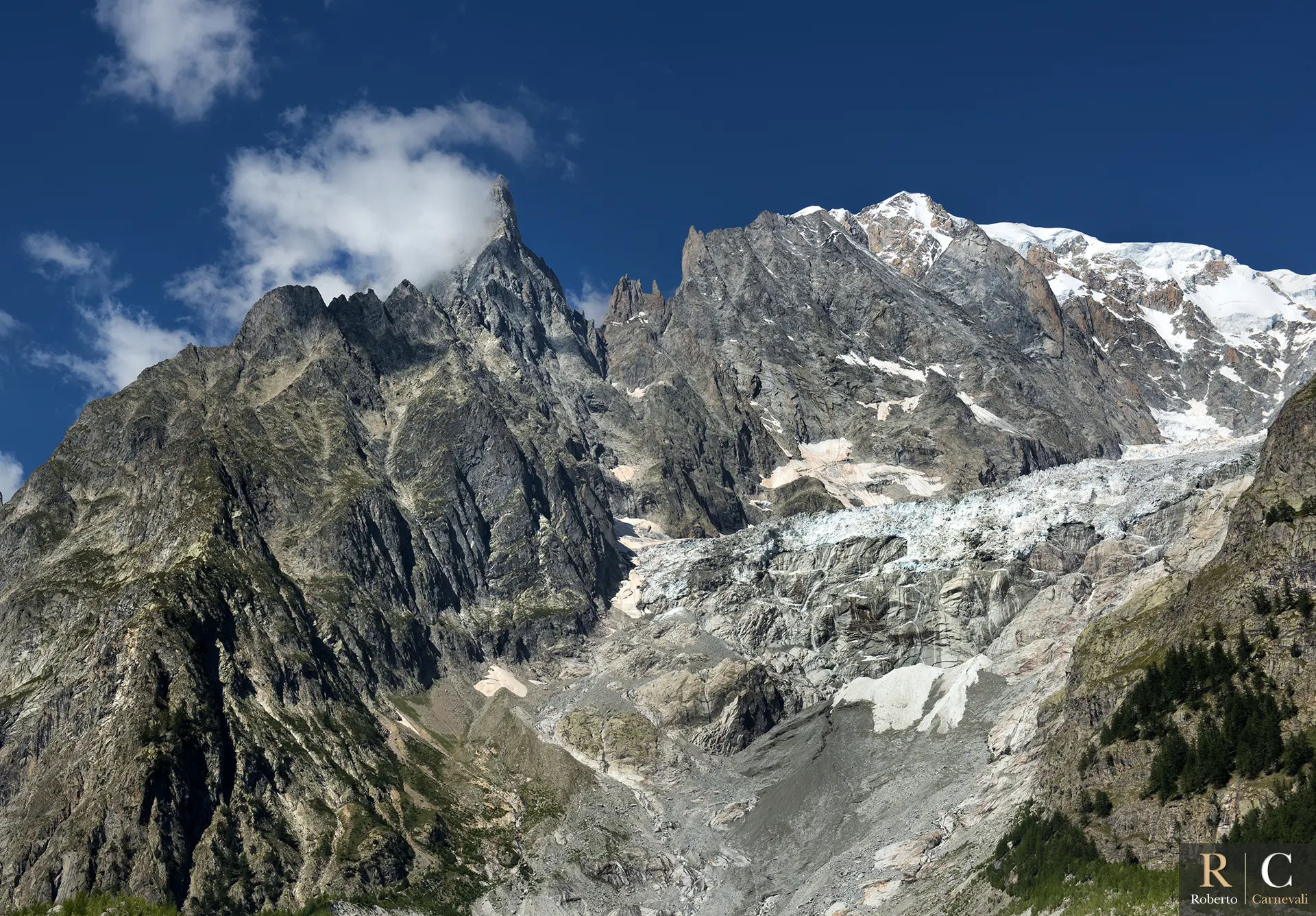 Panoramica massiccio del monte Bianco e Aiguille Noire de Peuterey