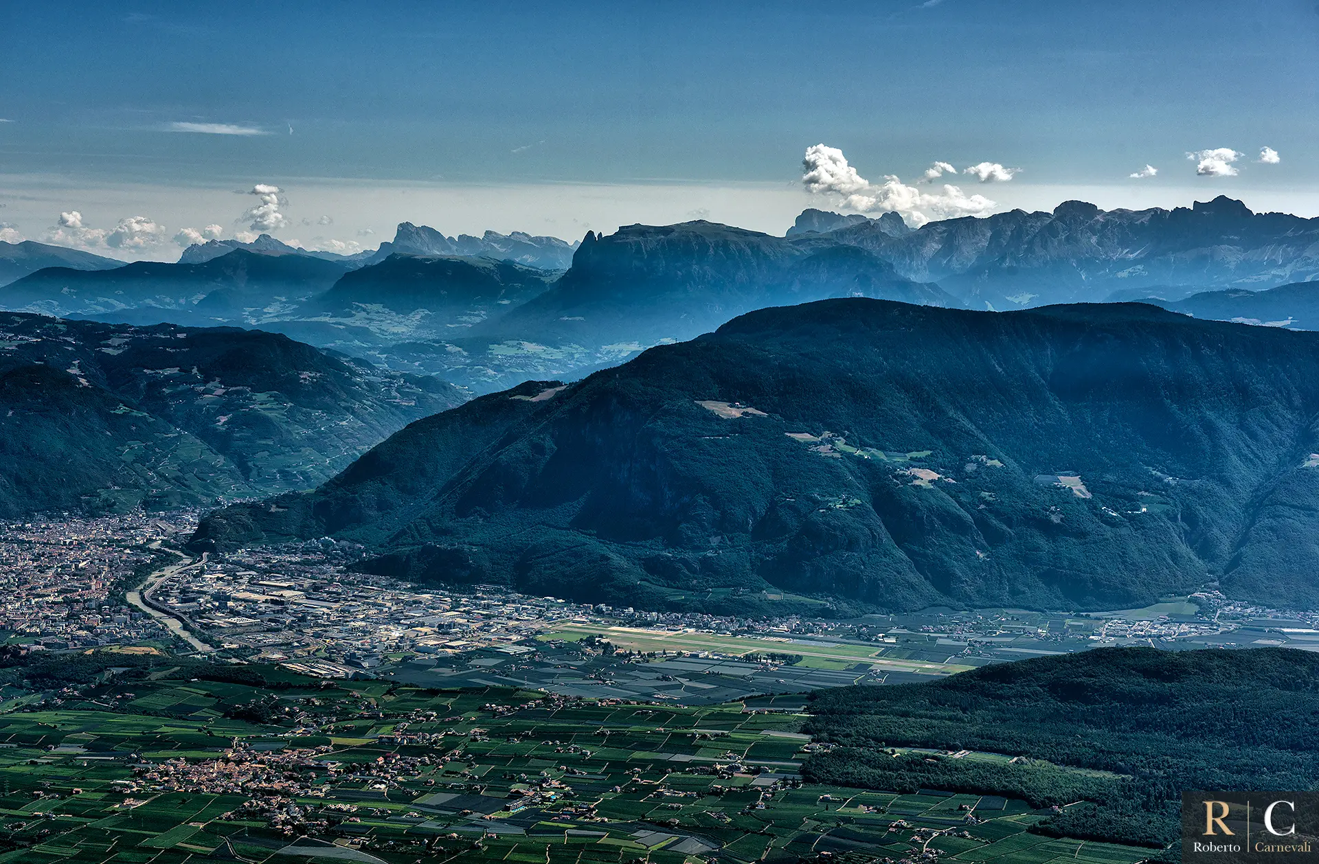 Panoramica dalla cima del monte Penegal su Bolzano e la Valdadige