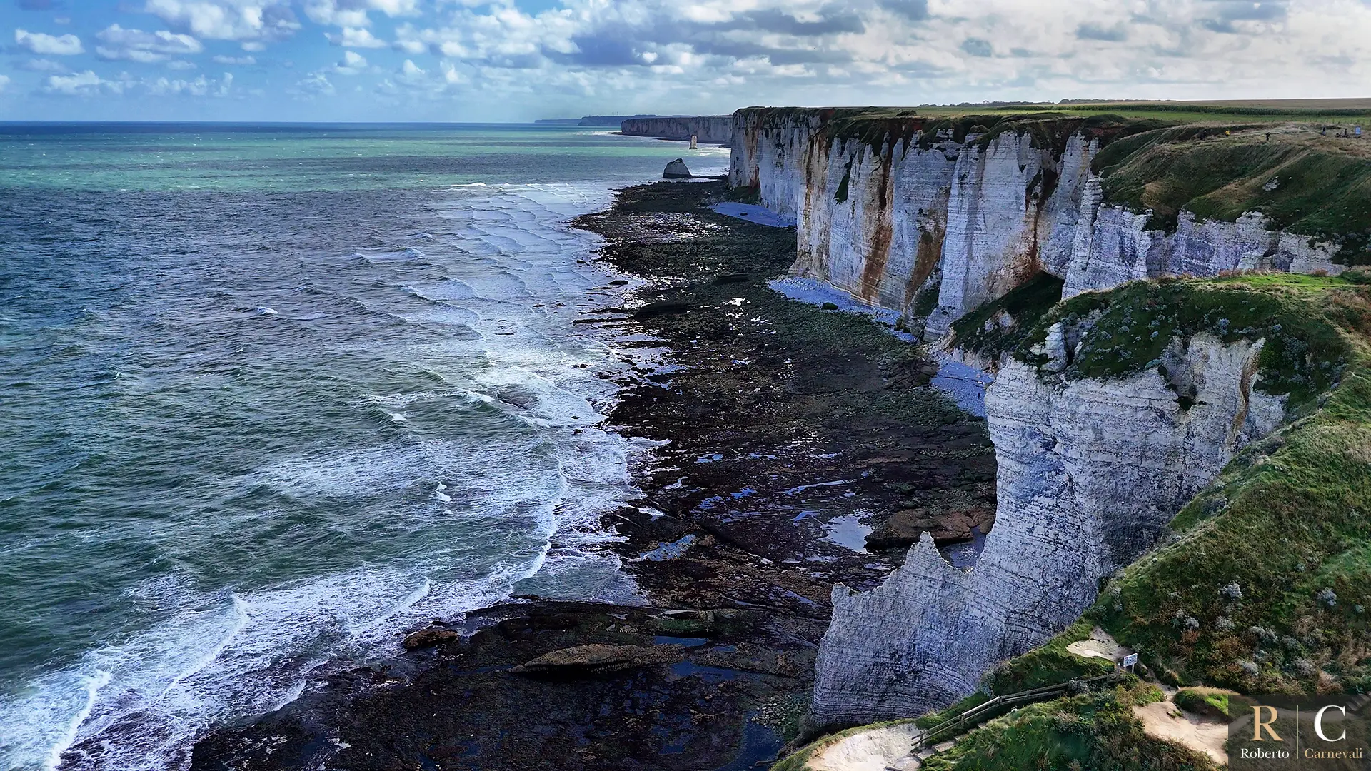 Panoramica aerea sulle scogliere di Etretat