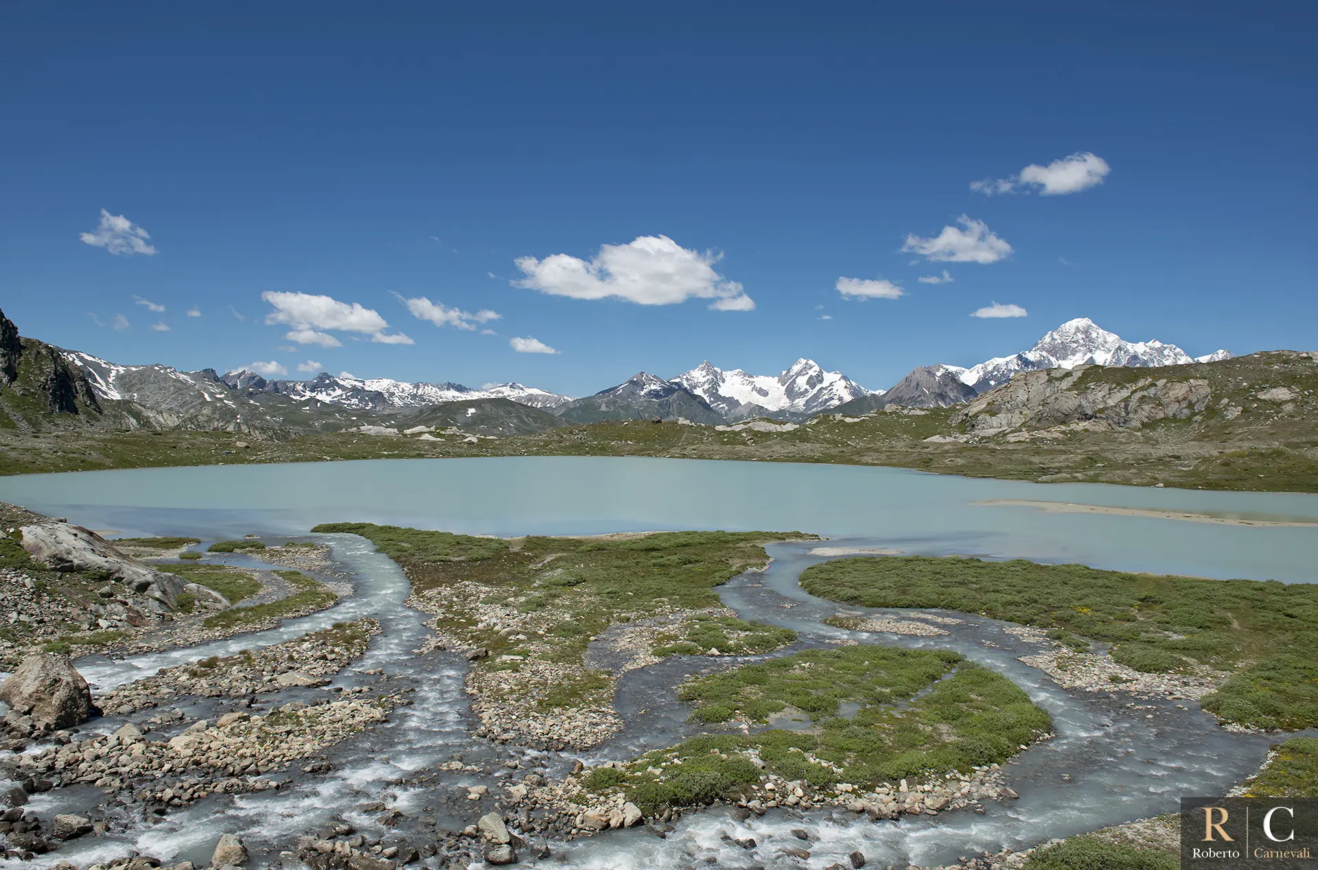 Panoramica laghi di fusione del Rutor e sullo sfondo il monte Bianco
