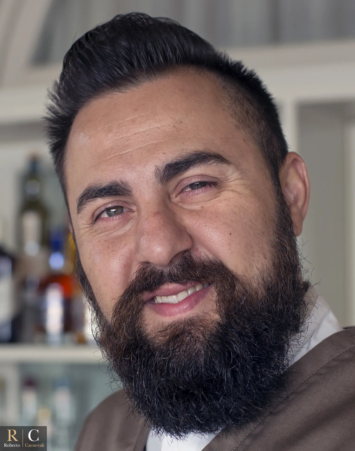 Ritratto a Rama Redzepi barman della Gin Lounge del Grand Hotel Fasano