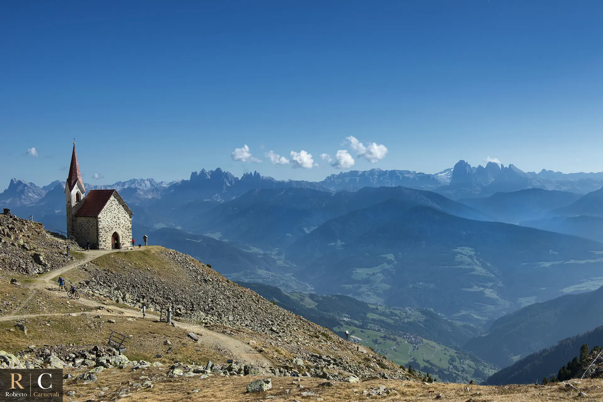 Santuario Santa Croce di Lazfons e panoramica sulle Dolomiti