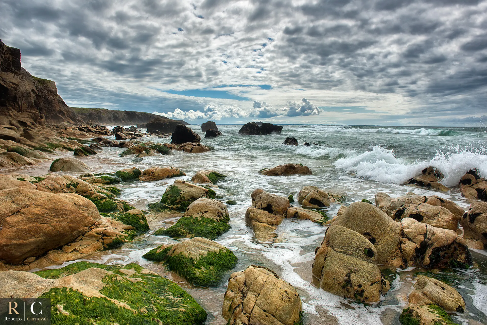 Tra le rocce della Plage Du Port Blanc a Quiberon