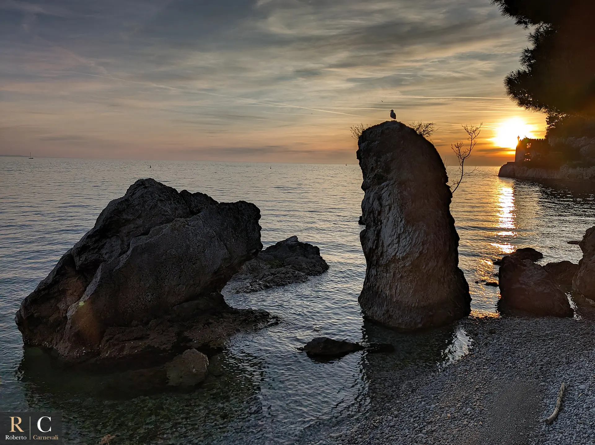 Tramonto sugli scogli di Miramare a Trieste
