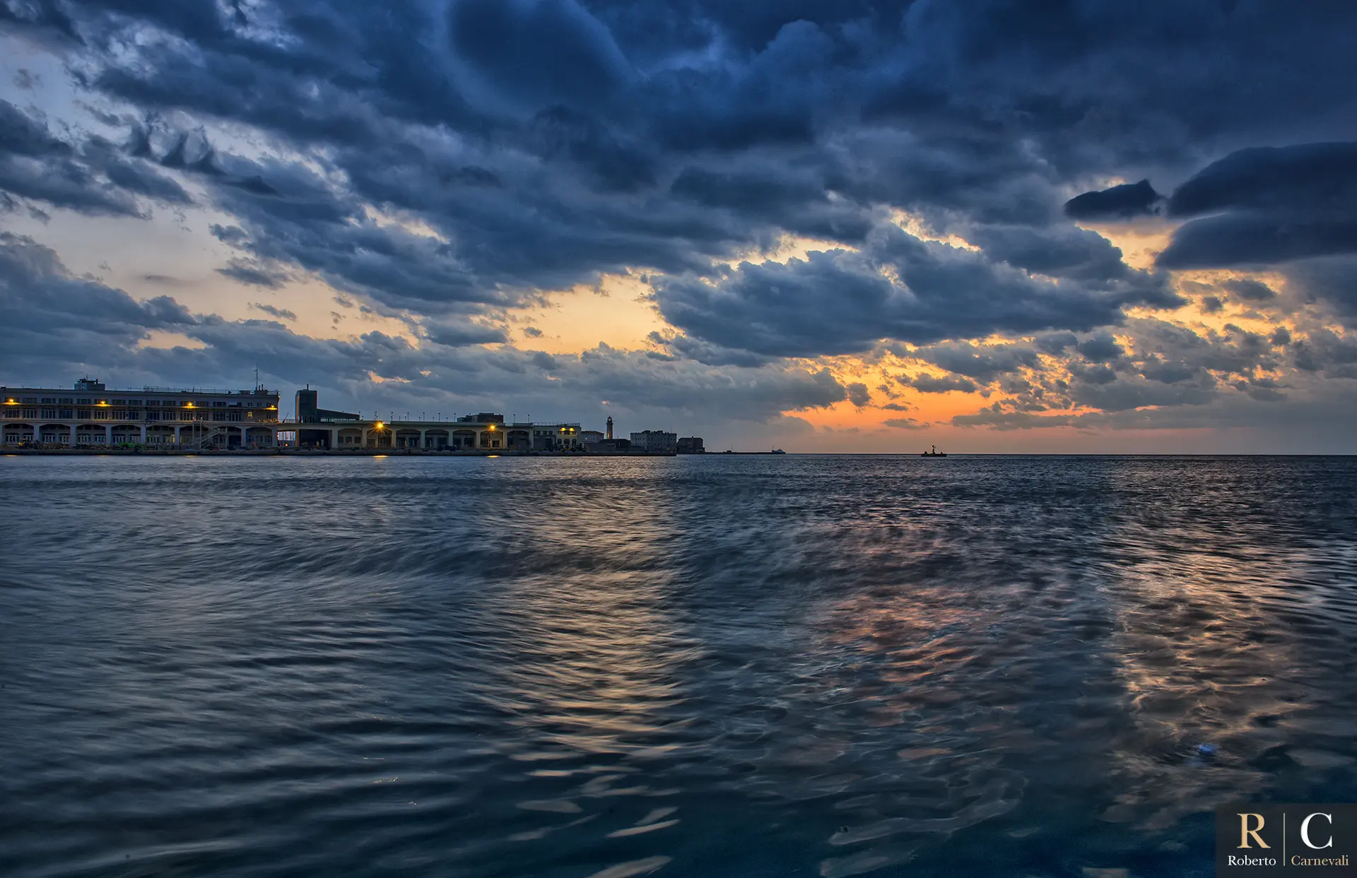 Tramonto sul molo dei Bersaglieri di Trieste dal molo Audace