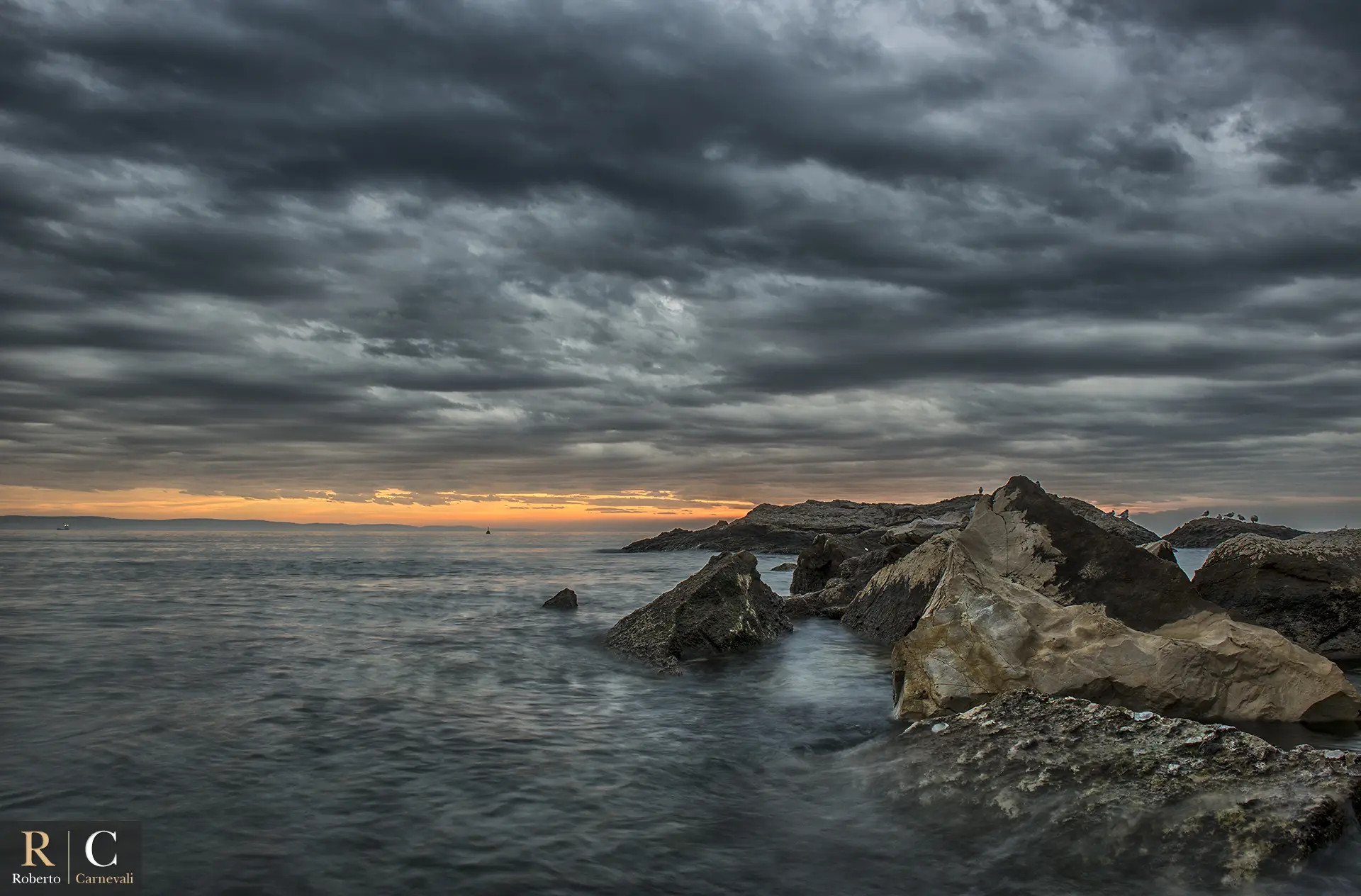 Tramonto sulla baia silenziosa nel golfo di Trieste