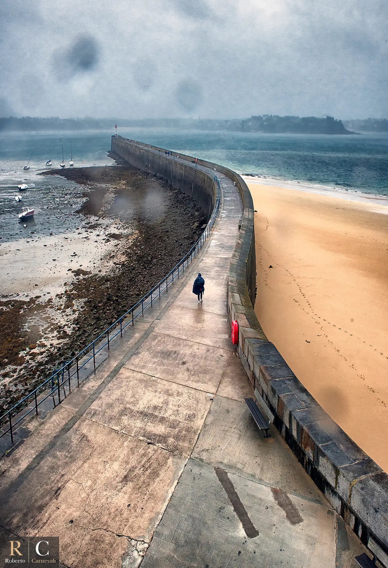 Solo in una serata di pioggia a Saint Malo