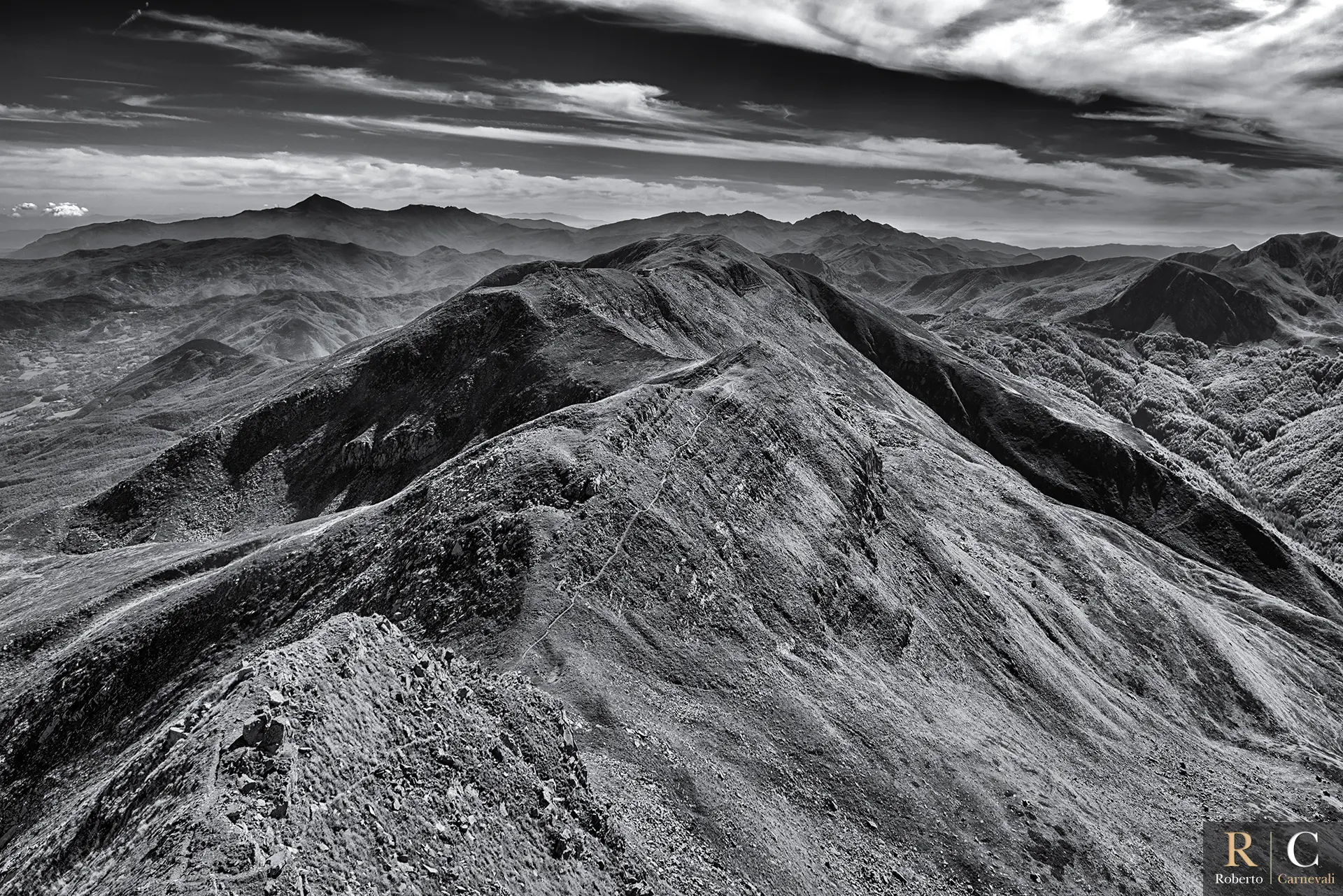 Panorama dalla vetta del monte Cusna in bianco e nero