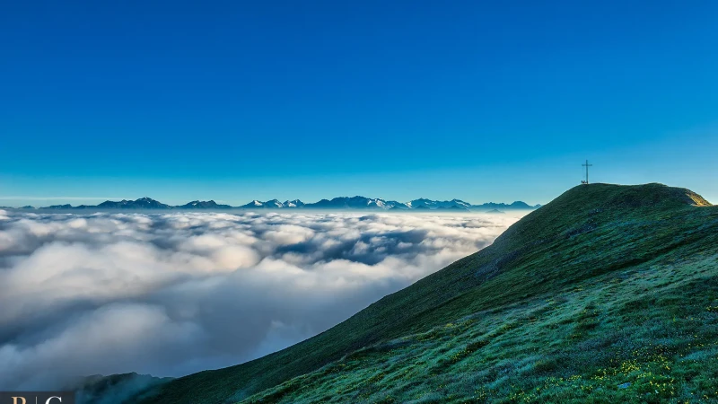 Alba sulle Dolomiti sopra un mare di nuvole