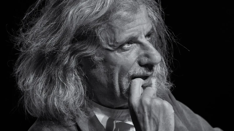 Ritratto ad Alessandro Bergonzoni in bianco e nero