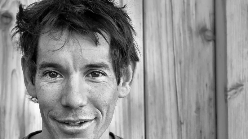 Ritratto ad Alex Honnold in bianco e nero