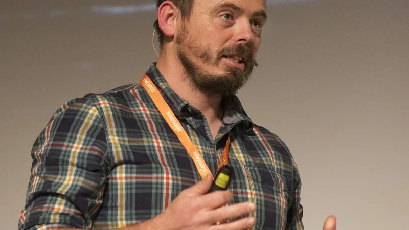 Andrew Andy Kirkpatrick sul palco dell'IMS