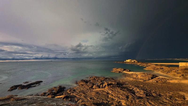 Arcobaleno e tempesta sui cieli di Saint Malo