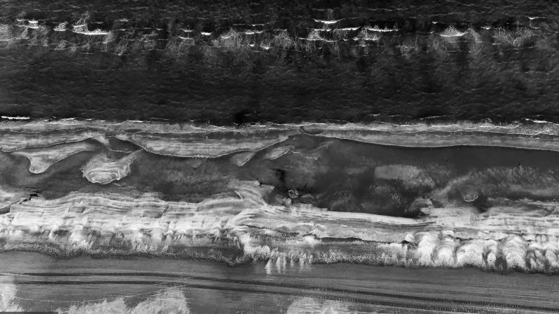 Astratto in bianco e nero della spiaggia di Cervia dal drone