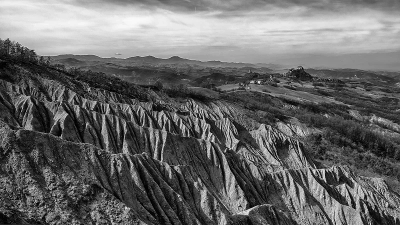 Calanchi e il castello di Rossena in bianco e nero