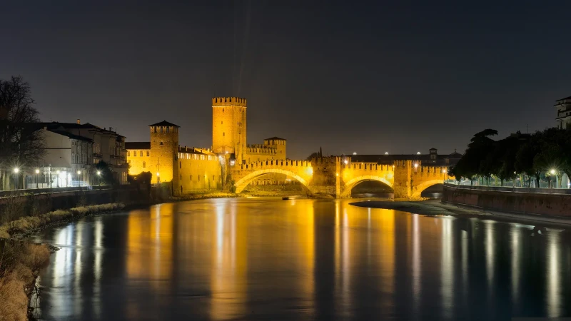 Castelvecchio e il ponte Scaligero a Verona in una lunga esposizione notturna