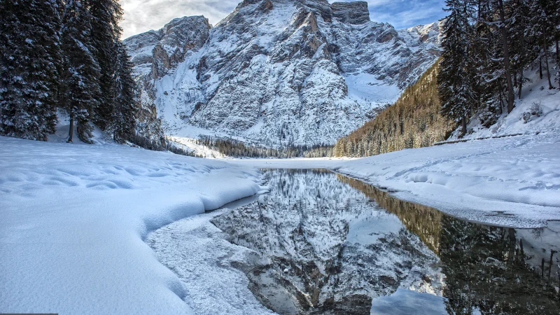 Croda del Becco e lago di Braies in inverno