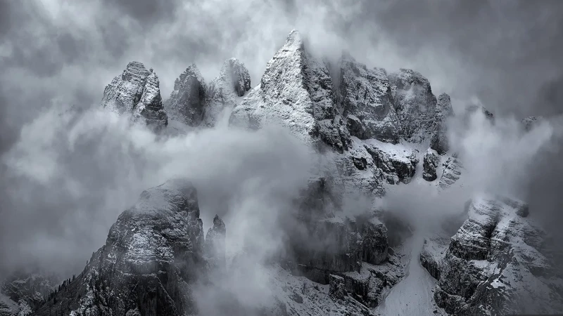 Dolomiti invernali ammantate di nuvole