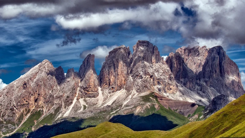 Paesaggio dolomitico con Sassolungo e Sassopiatto
