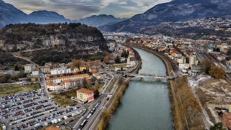 L'Adige scorre tra il Doss e la città di Trento ripresi dal drone