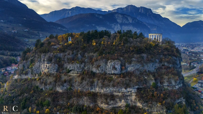 Foliage al Doss Trento in un pomeriggio autunnale dal drone
