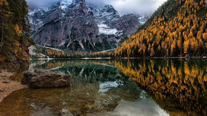 Le Dolomiti e la magia del foliage al lago di Braies