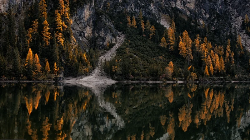 Foliage e riflessi al lago di Braies