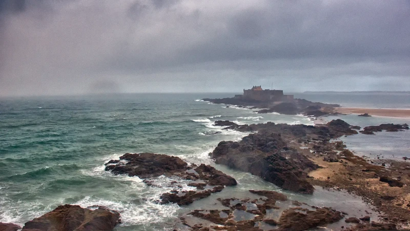 Fort National a Saint Malo sotto la tempesta autunnale