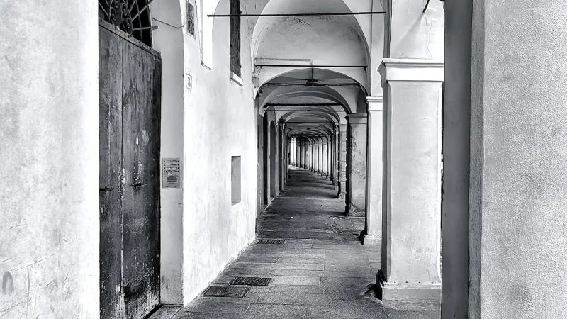 I portici di Modena in bianco e nero