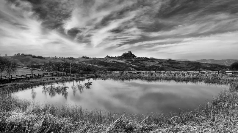 Il castello di Rossena e paesaggio circostante