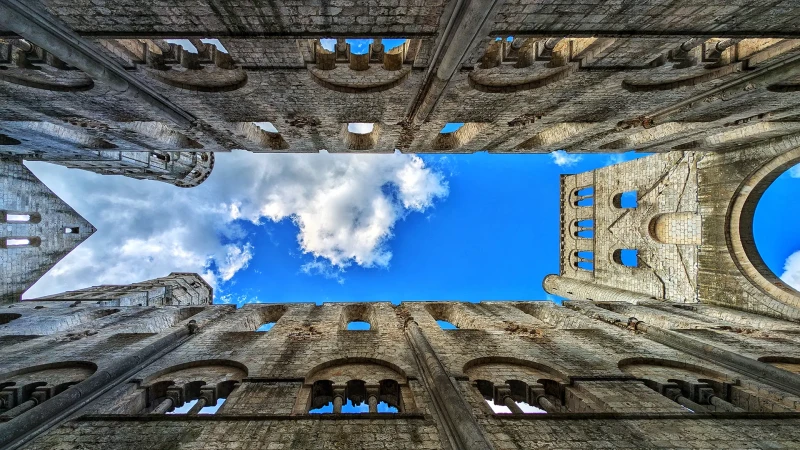 Il cielo sopra l'Abbaye de Jumièges in Normandia