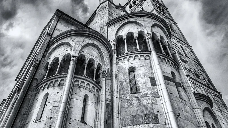 Il Duomo e la Ghirlandina di Modena in bianco e nero