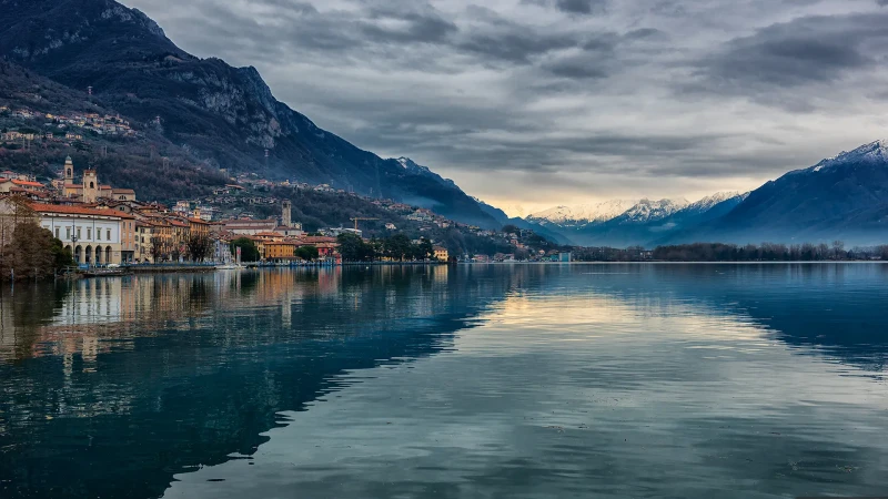 Il fascino di una livida luce invernale sul lago d'Iseo