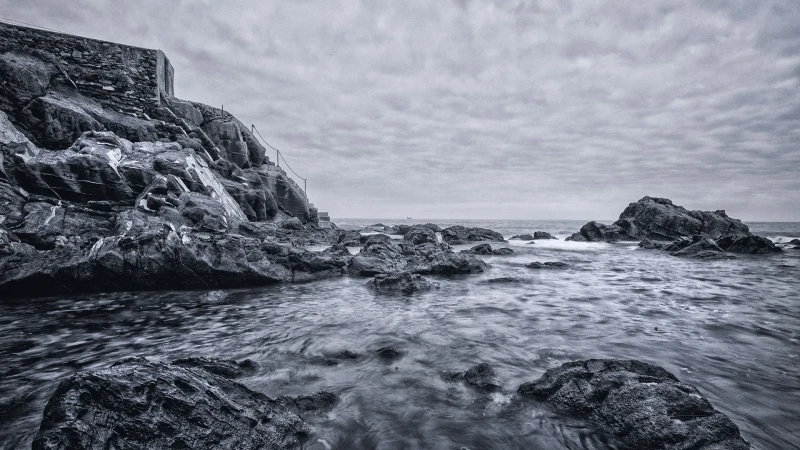 Il lento risveglio del mare in bianco e nero