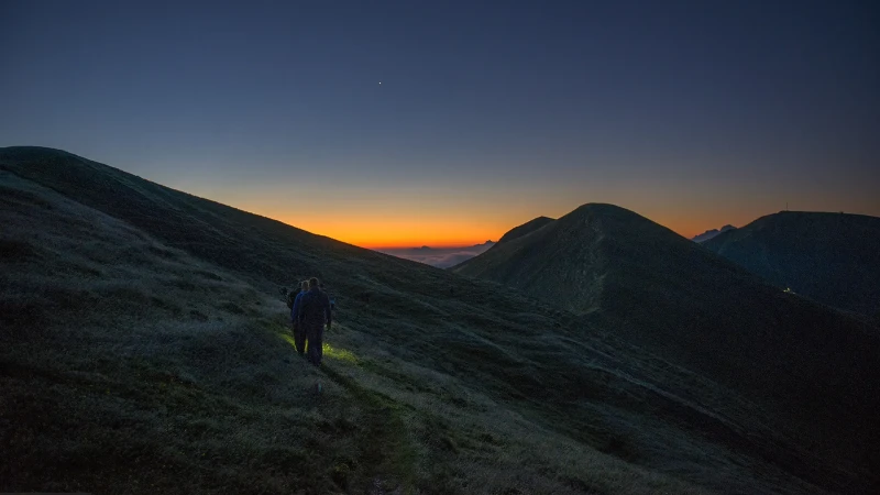 In cammino con le frontali per vedere l'alba sulle Dolomiti